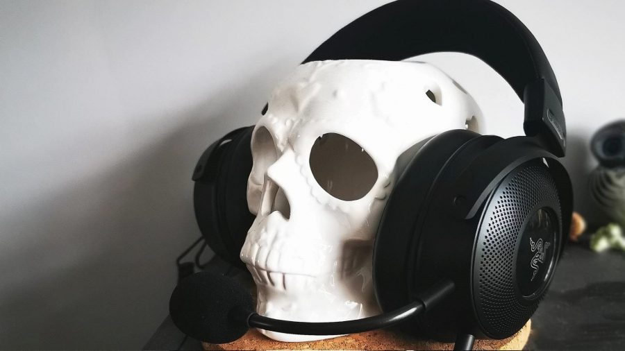 Razer Kraken Hypersense headset på hvit hodeskalle
