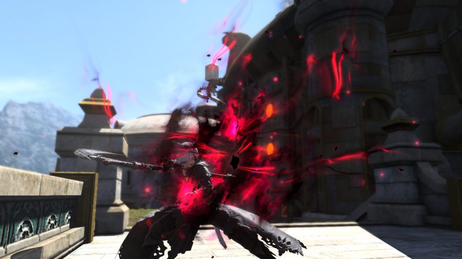 Der FFXIV -Reaper, der eine Sense auf einem Dach schwingt, umgeben von roten und schwarzen Energie