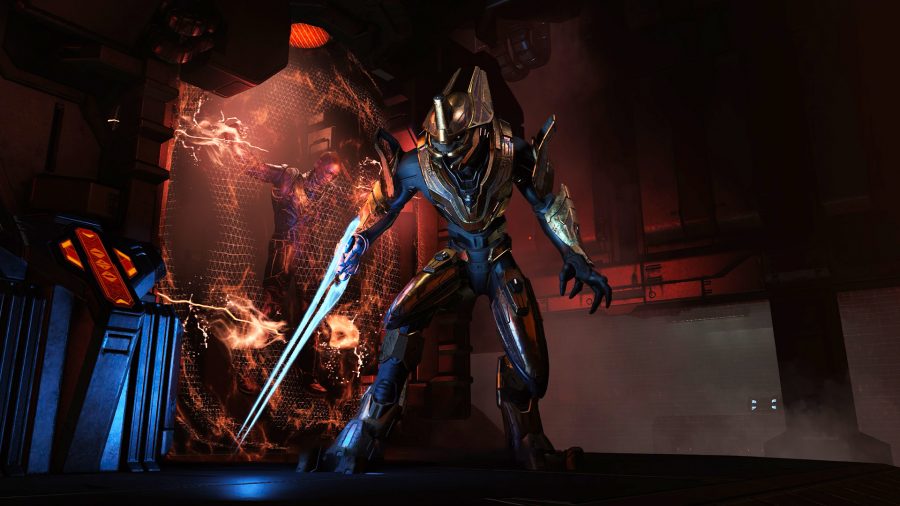Chak 'Lok preparing to fight with an energy sword as a spartan is held in a prison chamber in Halo Infinite