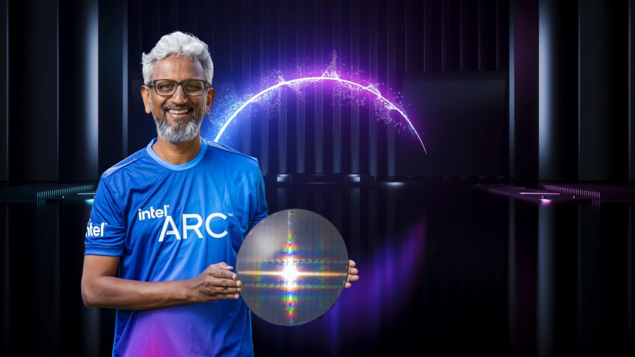 Raja Koduri, vice-président senior d'Intel, brandissant un t-shirt et une plaquette Intel Arc
