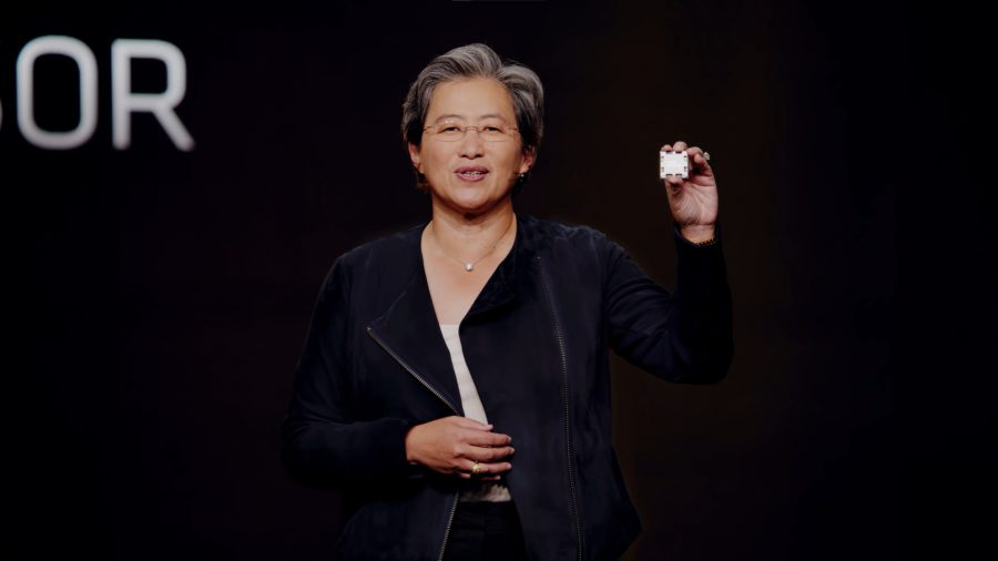 CEO AMD Dr Lisa Su memegang CPU seri Ryzen 7000
