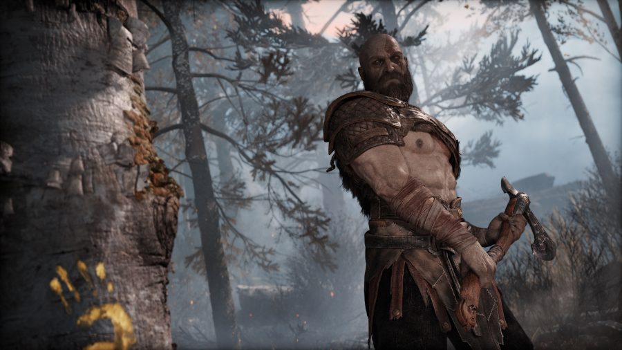 Le protagoniste de God of War, Kratos, regarde un arbre avec sa hache magique