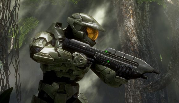 Master Chief hefting a battle rifle