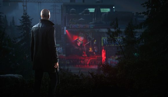 Hitman 3's protagonist stares at a building