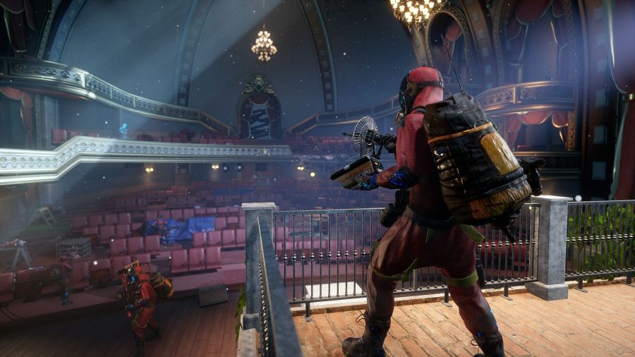 Gameplay de Midnight Ghost Hunt avec un chasseur tenant une arme dans la salle de théâtre
