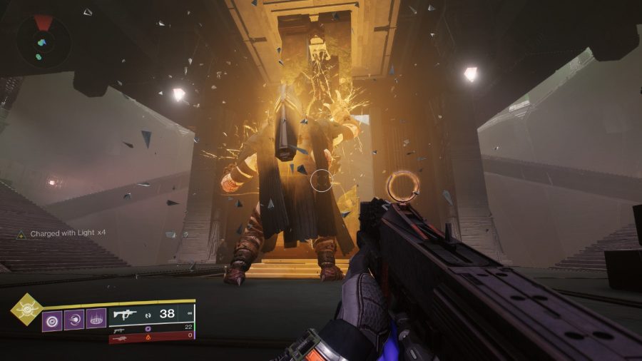 Le gardien, le boss du milieu du raid Vow of the Disciple dans Destiny 2 The Witch Queen, se tient devant le joueur éclairé en or