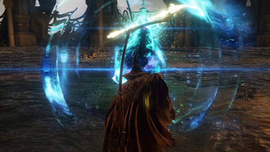 Penyihir Meriam Kaca melakukan Comet Azur melawan bos di Elden Ring
