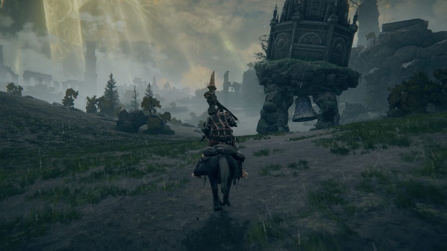 Difficulté Elden Ring : le joueur à cheval le long d'un plateau herbeux tandis qu'un mausolée géant marche à grands pas à l'horizon