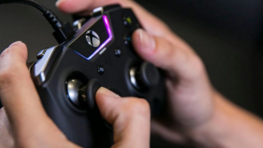 Steam Deck external controller: someone holding a Razer xbox controller with wired connection