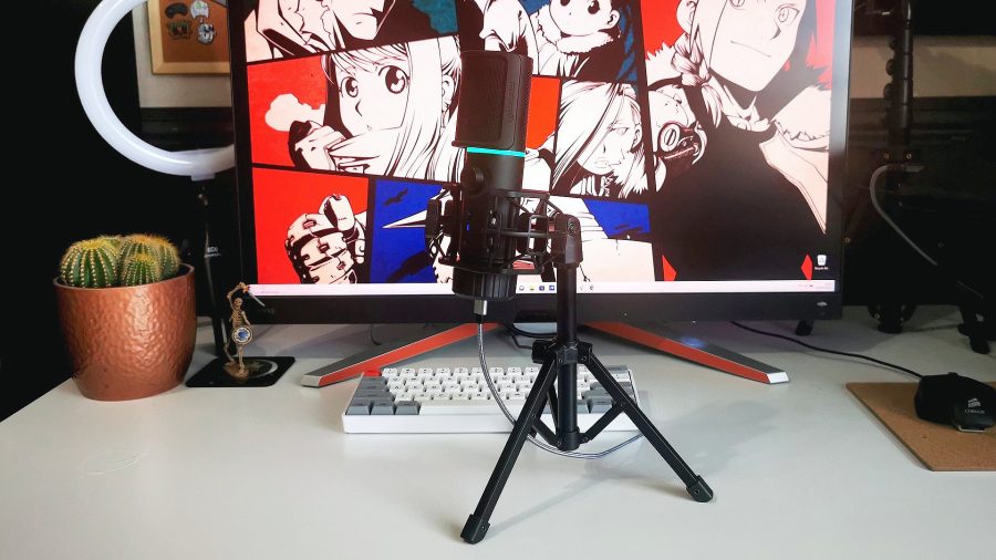 Streamplify twitch streamer mic on desk with monitor in backdrop