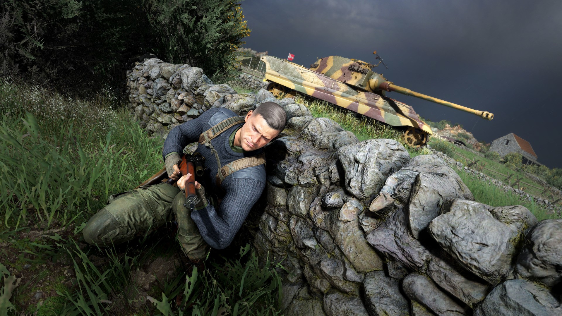 Bugs de Sniper Elite 5 : Karl Fairburne s'accroupit derrière un muret de pierre pour éviter d'être repéré par un char allemand à proximité.