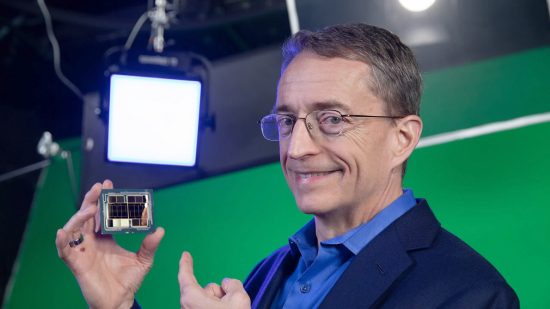 Intel Meteor Lake: CEO Pat Gelsinger holding CPU