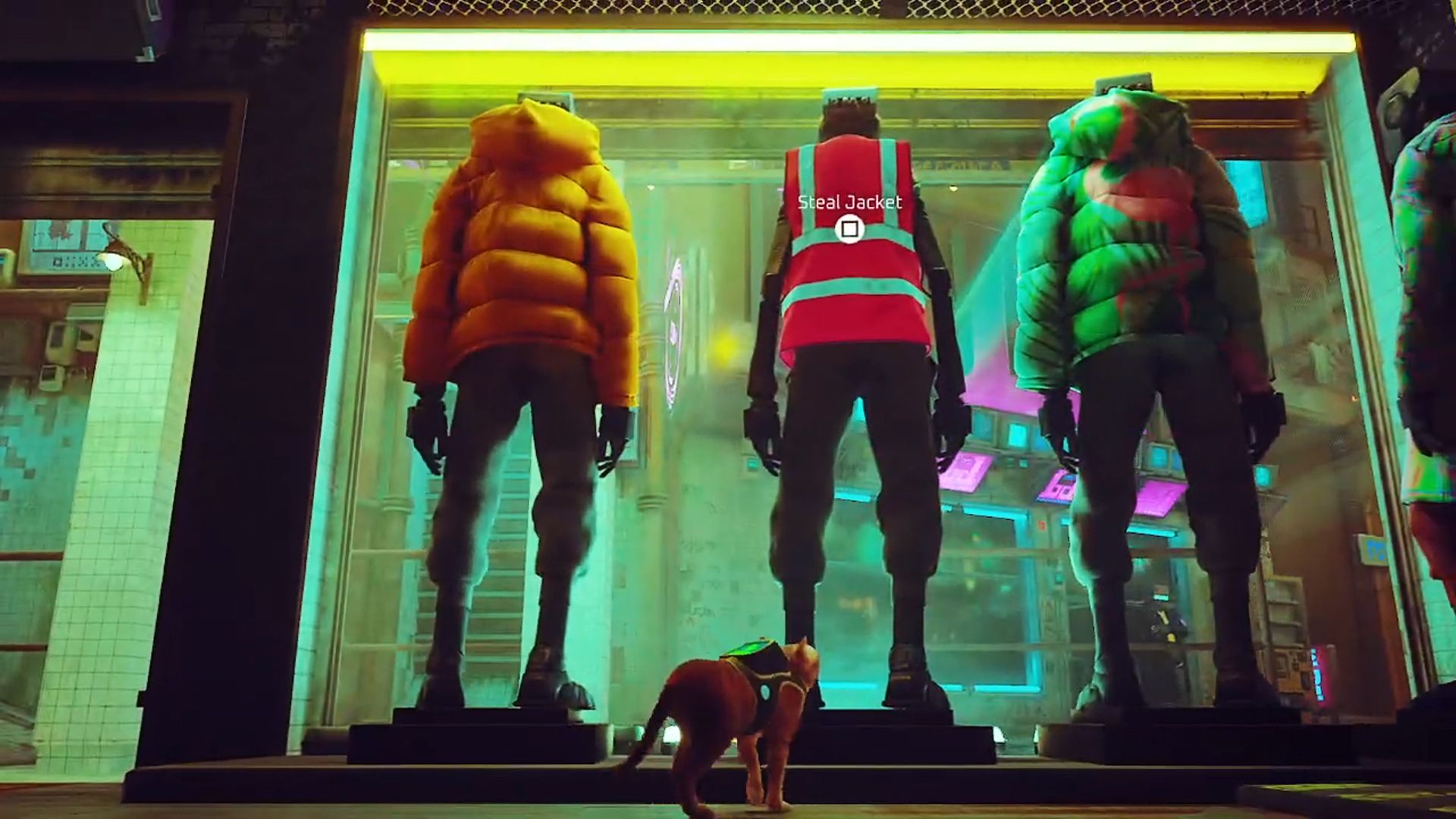 Jaket Pekerja Stray: Tiga mannequin di tingkap kedai pakaian di tengah-tengah, dua daripadanya memakai jaket pufer di kuning dan hijau manakala manekin tengah memaparkan jaket pekerja hi-viz merah