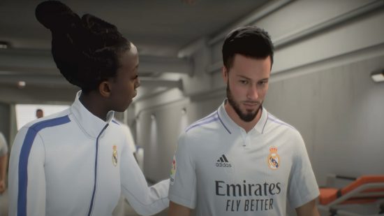 Panduan mode karir FIFA 23: pemain Real Madrid berjalan menyusuri lorong di cutscene sementara seorang anggota staf berbicara dengannya