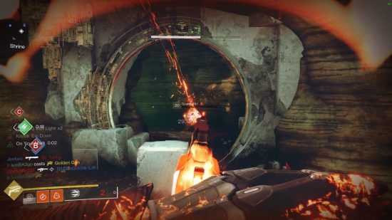 Best Destiny 2 Hunter construit pour PVP et PVE dans Arc 3.0: Un chasseur tue un ennemi en Crucible avec son canon doré Super