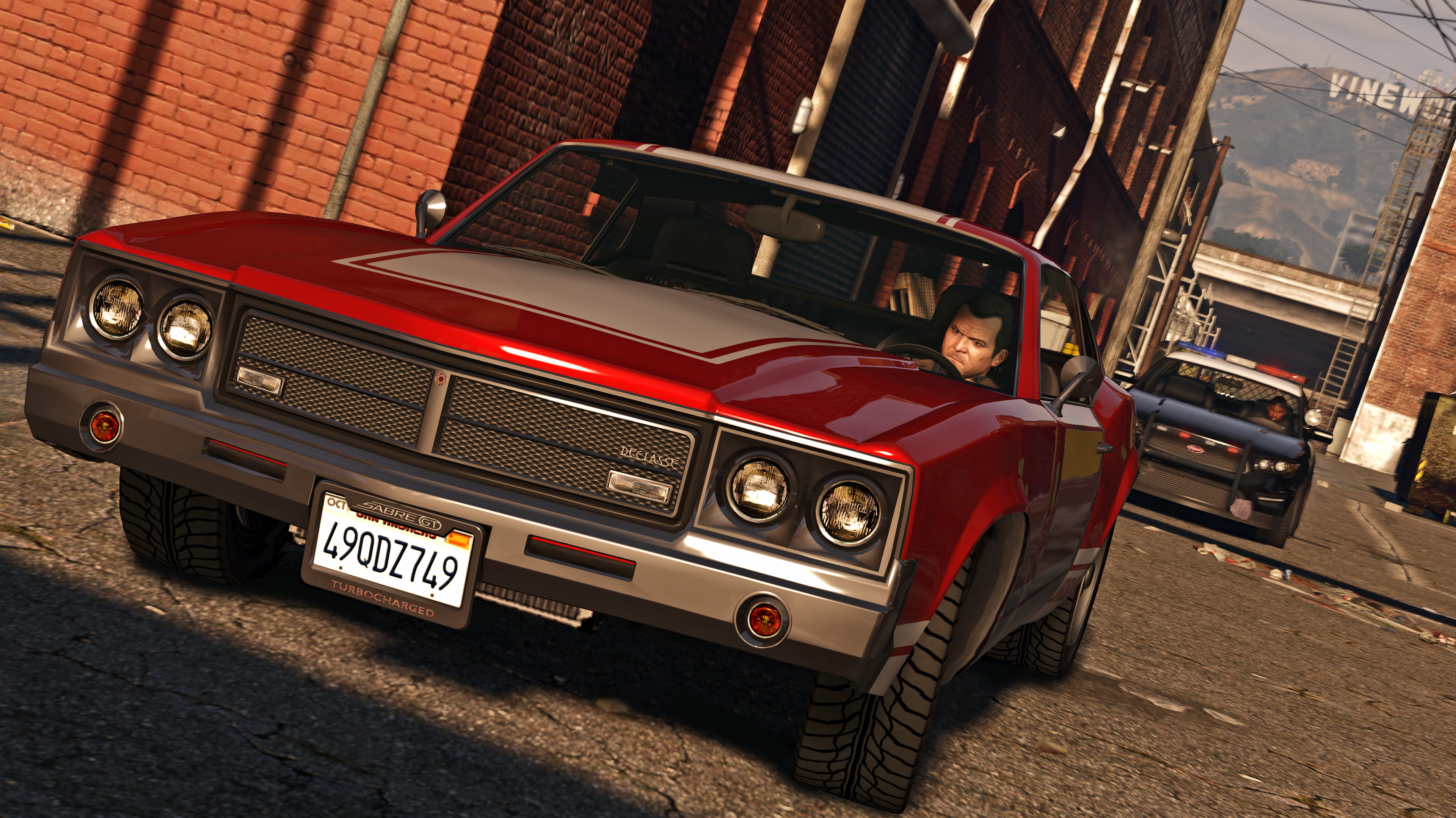 GTA 6 Leak ist ein Verlust für Rockstar-, Leaker- und Grand Theft Auto-Fans: MIchael von GTA 5 fährt ein Auto durch eine Gasse
