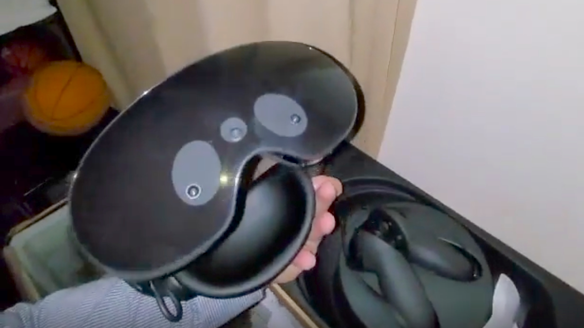 Quest Pro: Video screenshot of Oculus Quest 2 successor with hand holding black headset